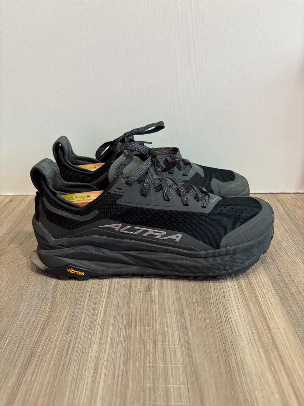 Altra Olympus 6 Men's Size 10.5 Hiking Trail Running Shoes Vibram Sole Black